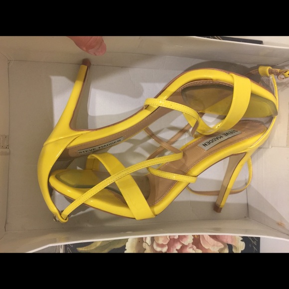 Steve Madden (Yellow) - Picture 2 of 6